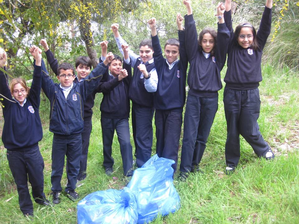 Journal Ecol'ogique Octobre 2011 - La classe EB5-1 du coll&egrave;ge Mont la Salle nettoient une plage et une for&ecirc;t! 